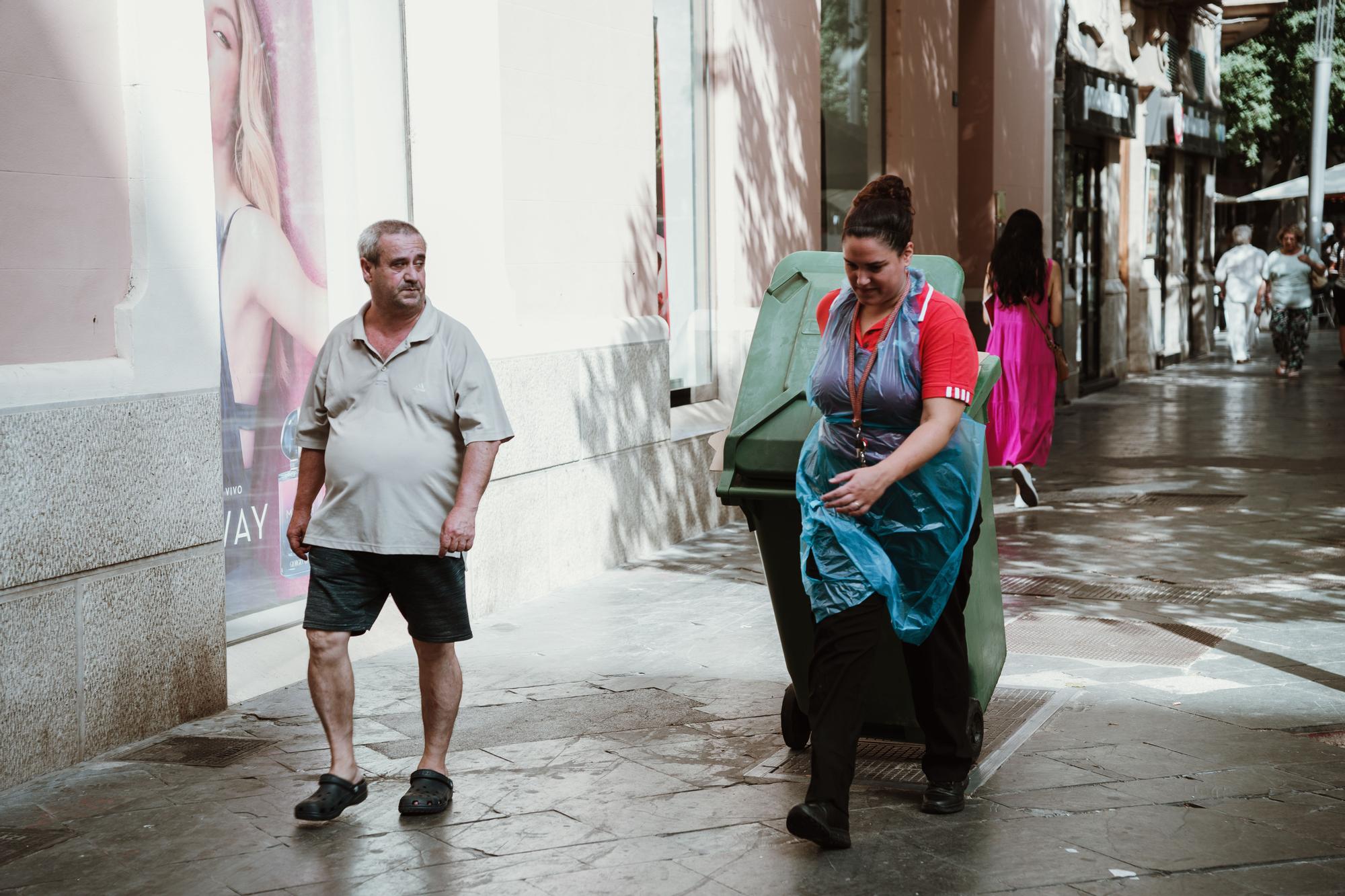 Trabajadores a pie de calle en Mallorca: "No pasar calor es imposible, solo queda combatirlo con mucha agua y esperar a que pase el día"