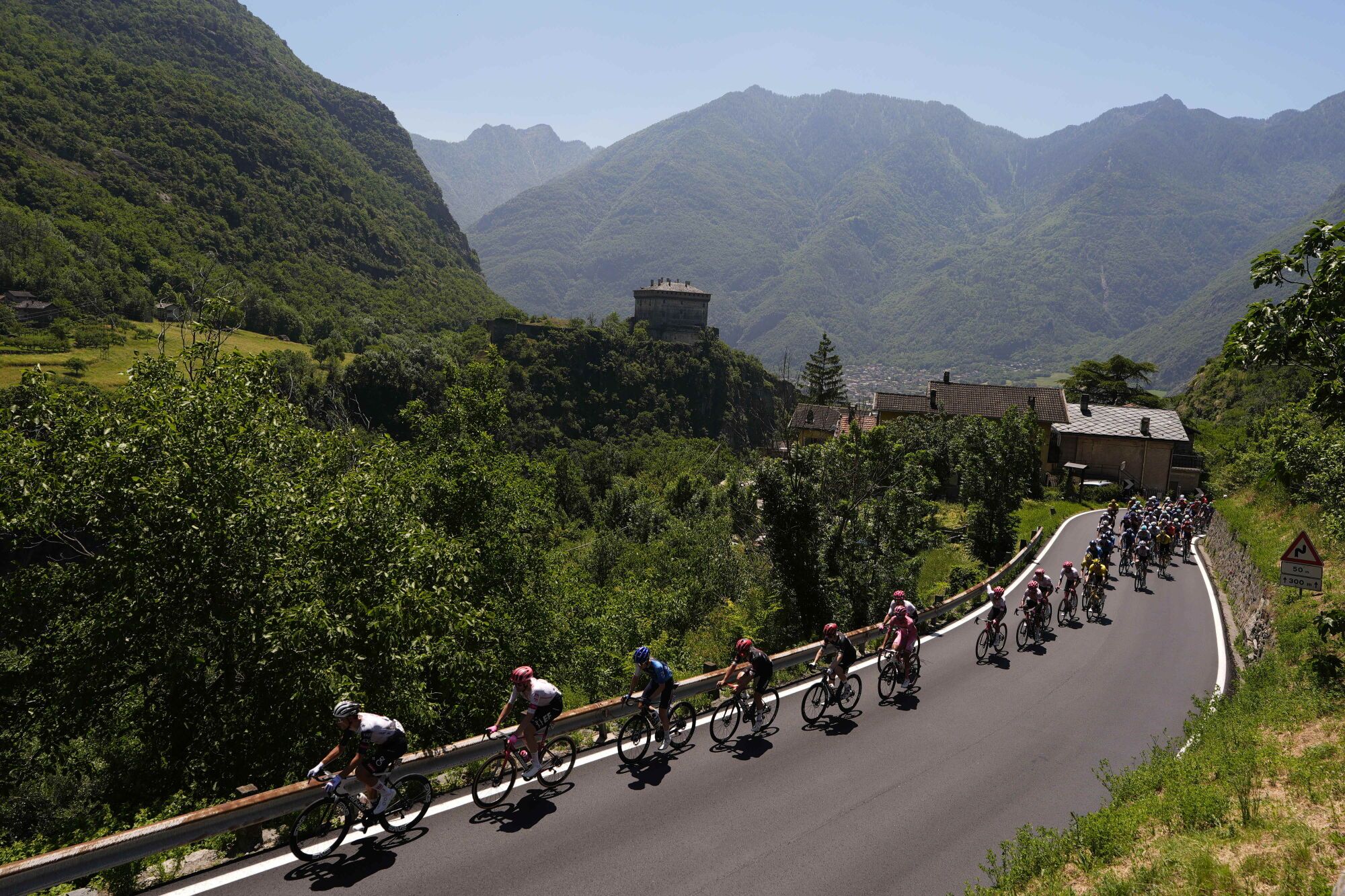 30 May 2025, Italy, Biella: The peloton rides during the nineteenth stage of the 108th Giro d'Italia cycling race, 166km from Biella to Champoluc. Photo: Fabio Ferrari/LaPresse via ZUMA Press/dpa Fabio Ferrari/LaPresse via ZUMA / DPA 30/05/2025 ONLY FOR USE IN SPAIN. Fabio Ferrari/LaPresse via ZUMA / DPA;sports;cycling;2025 Giro d'Italia - Stage 19;