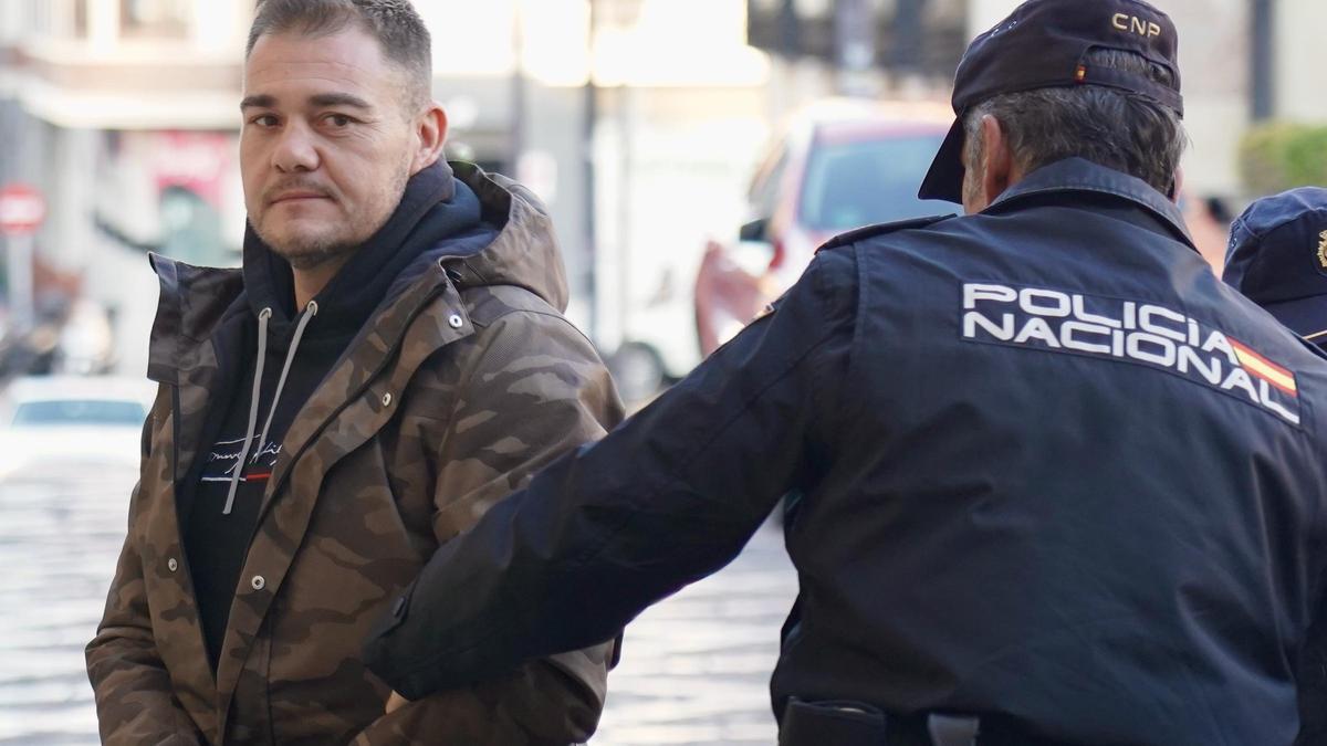 El acusado del crimen, al llegar al juicio.