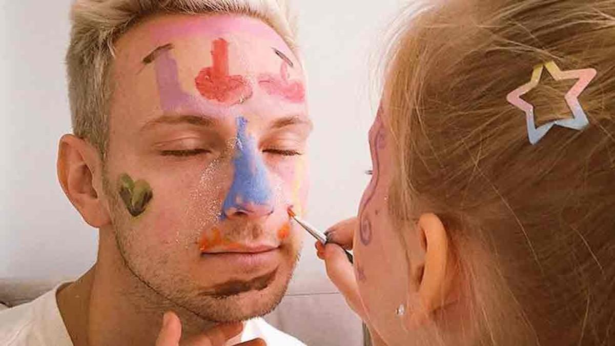 Rakitic se dejó pintar la cara por su hija