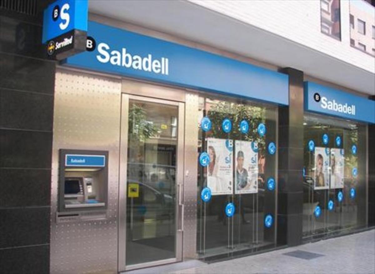 Façana d’una oficina del banc amb la denominació ’Sabadell’. Façana d’una oficina del banc amb la denominació ’Sabadell’.