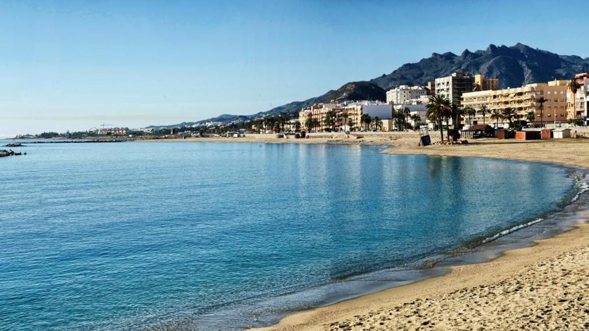 El paseo marítimo de 2 kilómetros más bonito del Levante almeriense: se come la mejor gamba roja y tiene una fortaleza del siglo XVIII para defender la costa de piratas