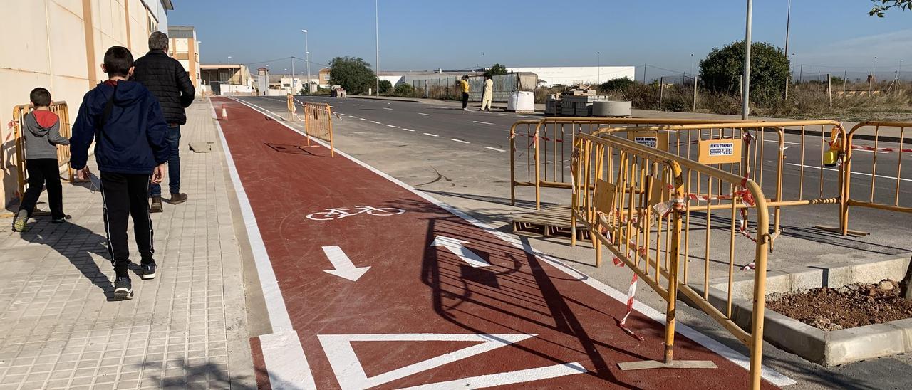 El Ayuntamiento ha empezado a pintar ya el carril reservado para las bicicletas y los peatones, señalizado también por los árboles.