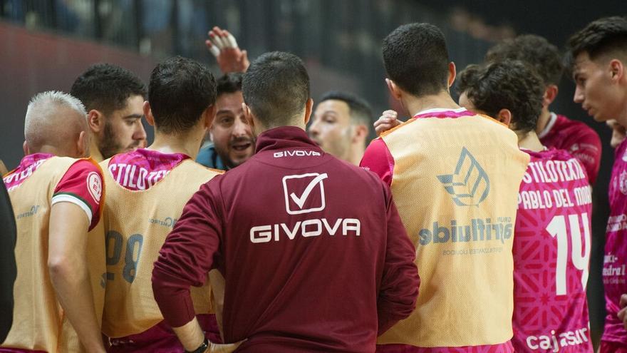 Josan González, en un tiempo muerto del partido entre el Industrias Santa Coloma y el Córdoba Futsal.