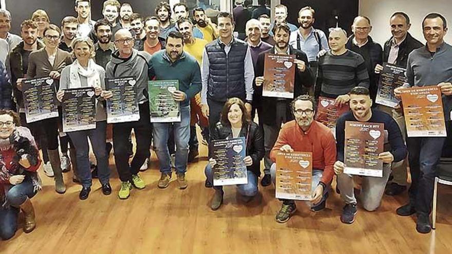 Asambleístas y directivos de la Federación Balear posan con los carteles de los calendarios para 2020 de las distintas modalidades.