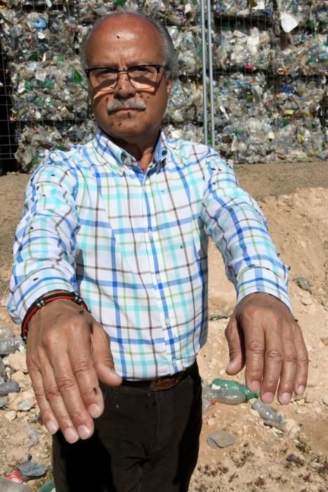 16/01/2019 EL GORO. TELDE. Plaga de moscas en los plasticos en el Polígono Industrial de El Goro. Fotografa: YAIZA SOCORRO.