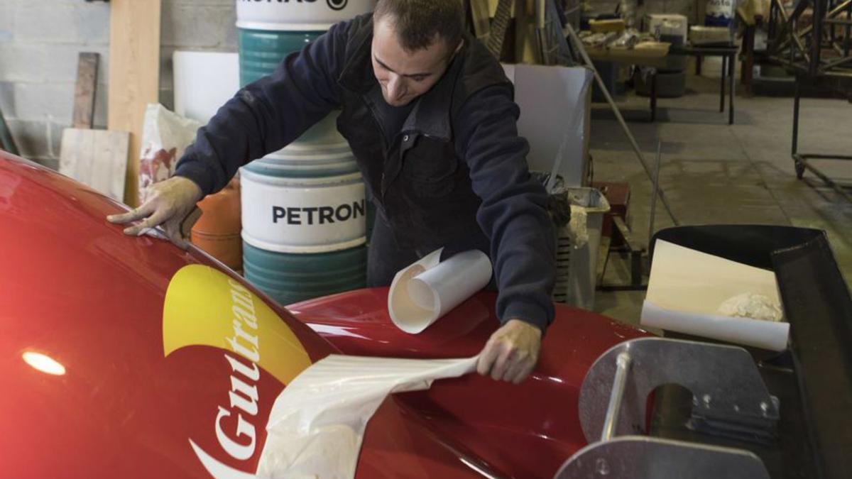 Javier Díaz coloca los rótulos en un prototipo.