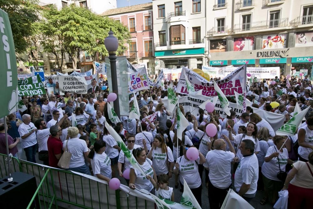 Los manifestantes de diferentes puntos de la provincia piden que sus hijos mantengan la libertad a la hora de optar por esta educación