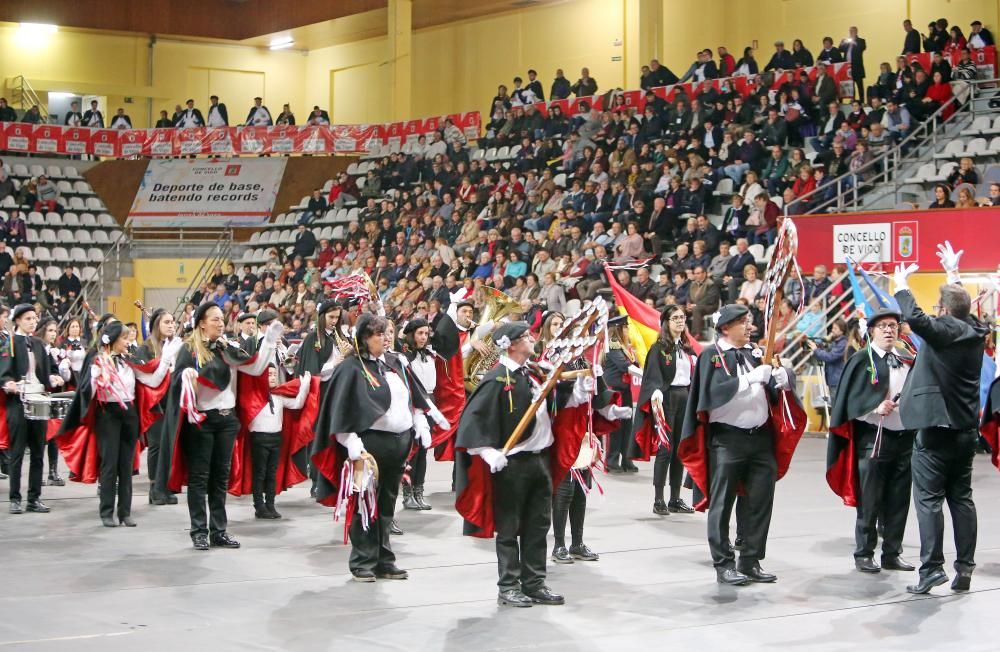 El pabellón de As Travesas acoge el certamen de rondallas, en el que participaron cinco formaciones de música locales.