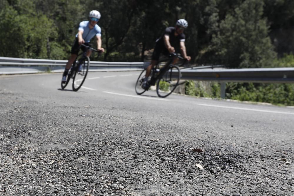 Nou paviment amb grava a la carretera dels Àngels