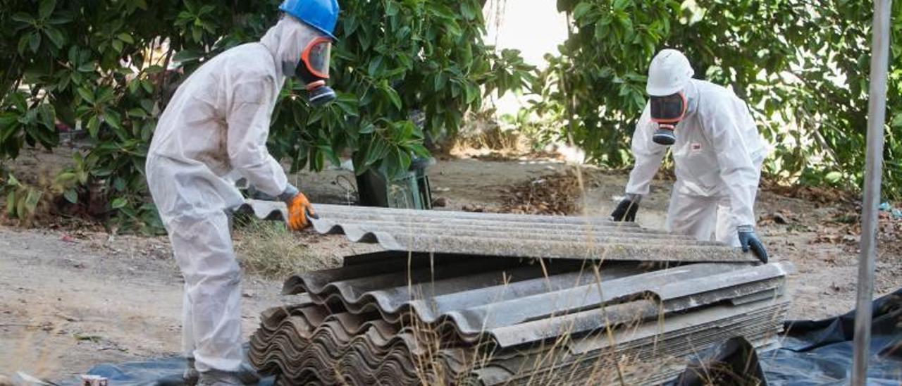 Retiran el amianto de una casa con okupas en Ciudad de Asís