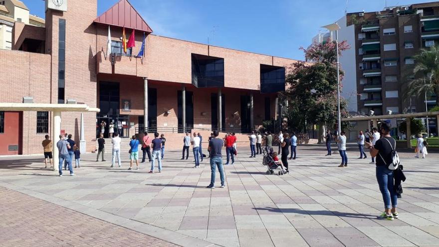 Concentración en el Ayuntamiento de Molina de Segura, esta mañana.