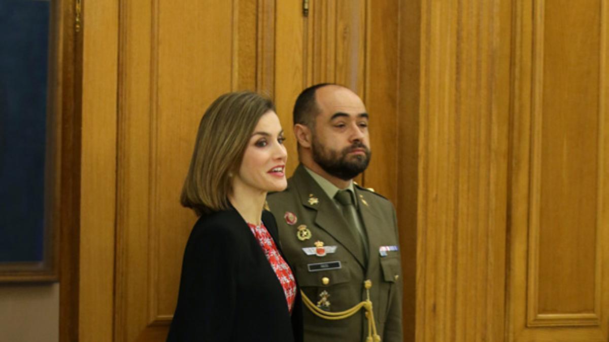 Letizia Ortiz con capa negra de Zara en el Palacio de la Zarzuela