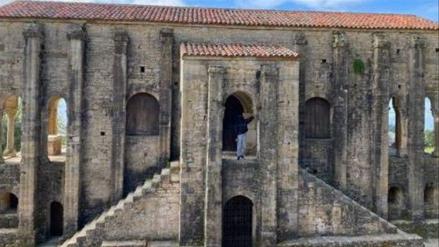 El cantante y la artista, en los monumentos prerrománicos de Oviedo.