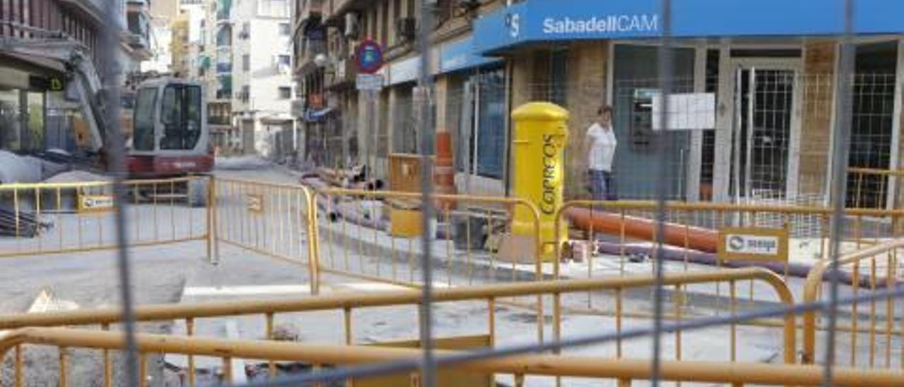 Quejas de vecinos de San Blas por las obras del alcantarillado