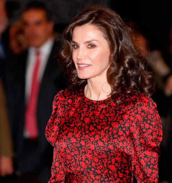 La reina Letizia con maquillaje de ojos con 'eyeliner' rojo en ARCO