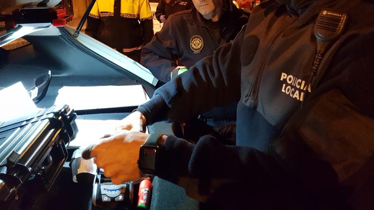 Agentes de la Policía Local elaboran un atestado en un control de alcoholemia