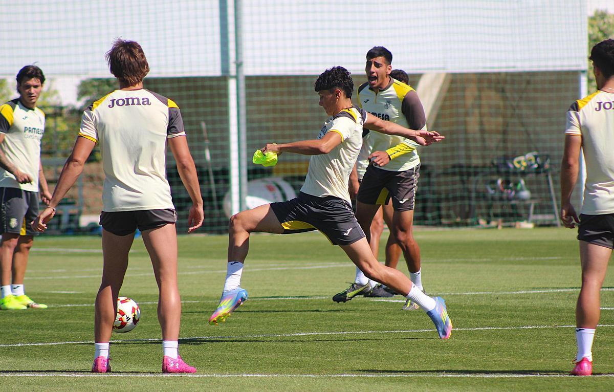 Dani Budesca, en el centro del rondo, en el entrenamiento de este pasado viernes.