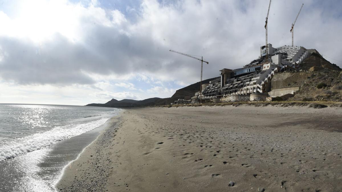 El Algarrobico ya es suelo no urbanizable aunque el derribo del hotel sigue pendiente