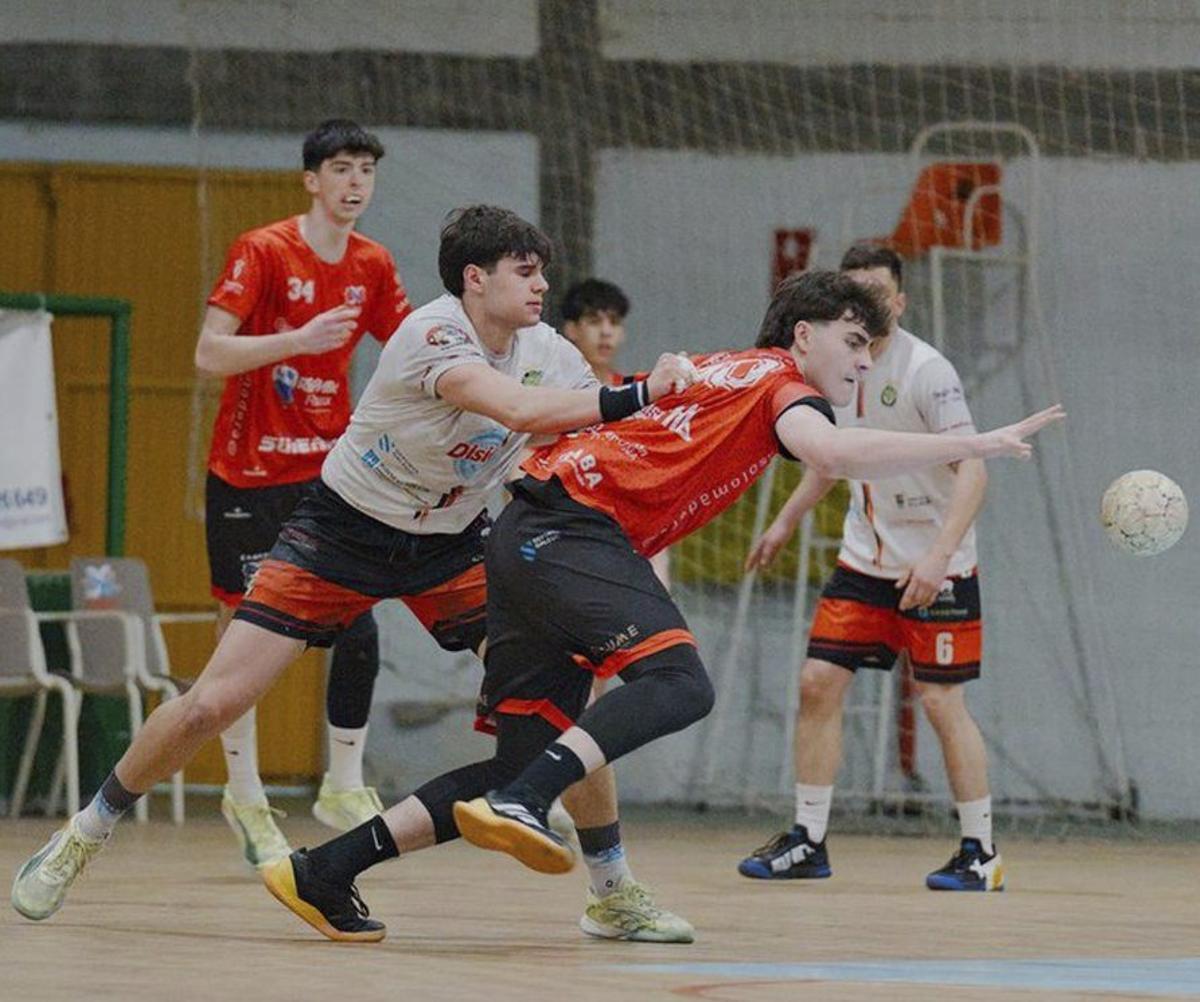 Víctor en una acción defensiva durante el Culleredo-Disiclín. | ROBERTO LOXO