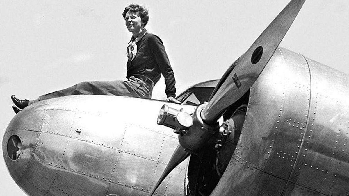 Amelia Earhart sobre su avión.