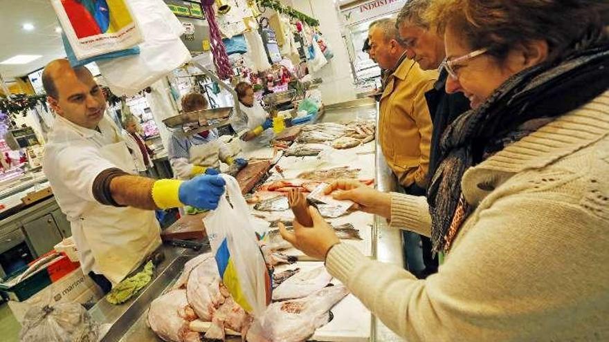 Clientes en el mercado de O Calvario. // Marta G. Brea