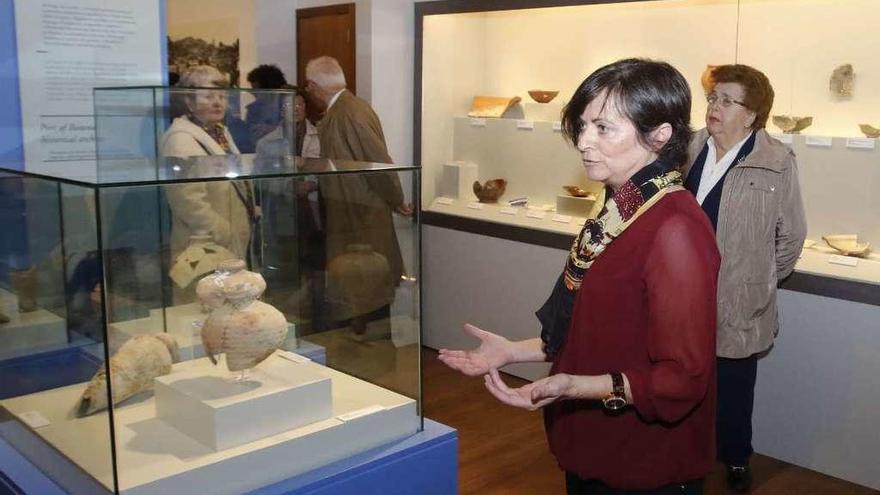 Rosa Villar, directora del museo, ayer, durante el recorrido por la renovada exposición. // Alba Villar