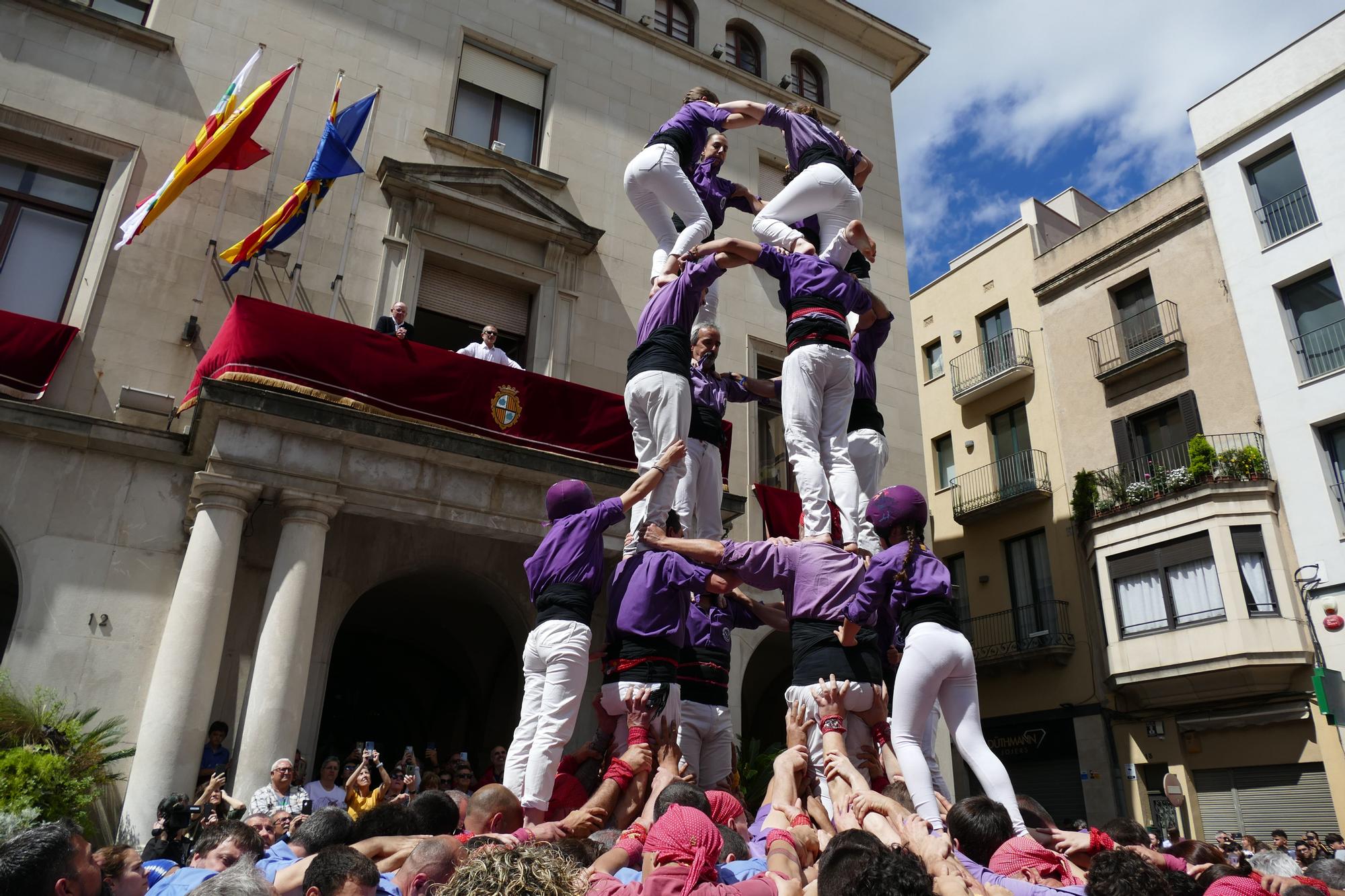 La plaça es tenyeix de colors amb la Diada Castellera de Santa Creu