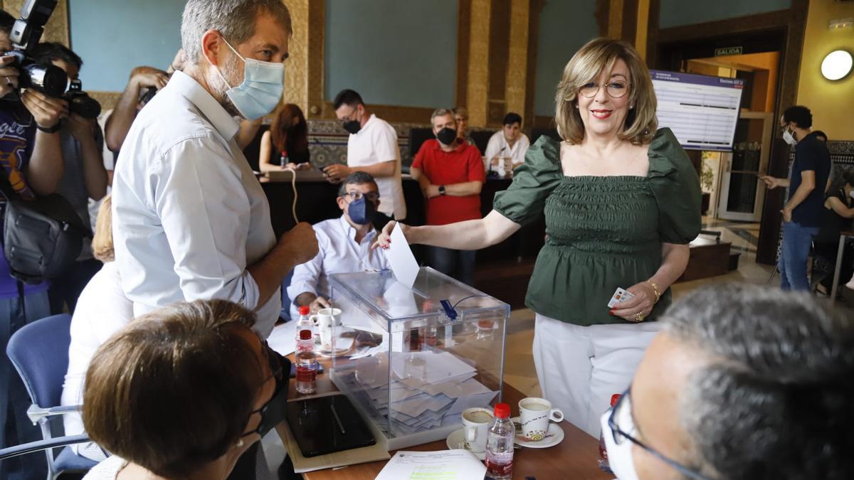 Julieta Mérida deposita su voto.