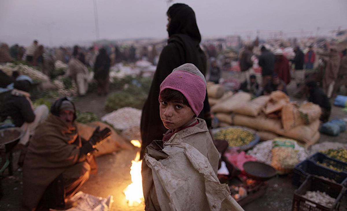Un nen pakistanès espera al mercat per recollir les sobres de fruites i verdures a Islamabad (Pakistan).