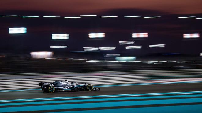 El piloto británico de Mercedes Lewis Hamilton dirige su automóvil en el Circuito Yas Marina en Abu Dhabi, durante la carrera final de la temporada del Gran Premio de Fórmula Uno.