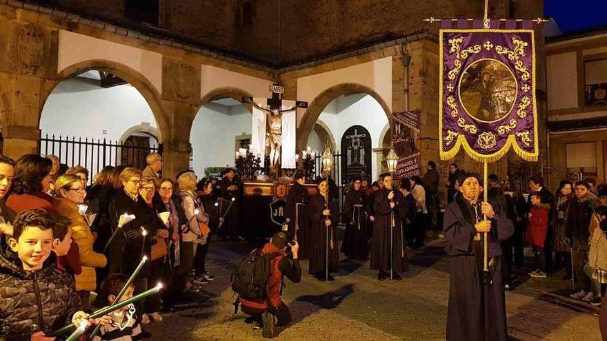 Emotiva procesión del Silencio en la Villa, que ya espera por el Sermón del Encuentro