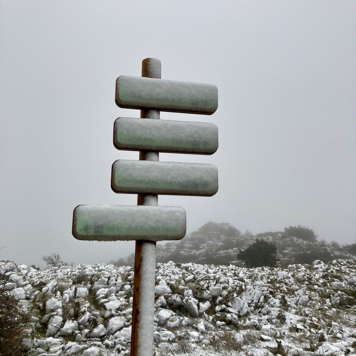 El Torcal de Antequera estrena el invierno con la primera nevada de la temporada