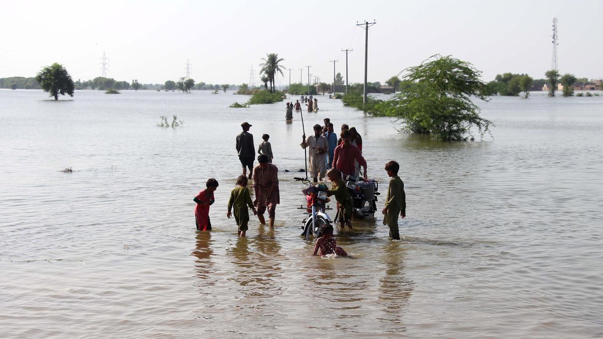 El cambio climático está detrás de las inundaciones asociadas a alteraciones en la corriente del monzón, que este verano provocaron 1.400 muertos y cientos de miles de desplazados en Pakistán.