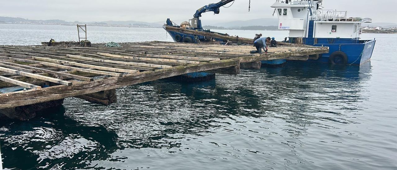 Trabajos de mantenimiento en las bateas, ayer.