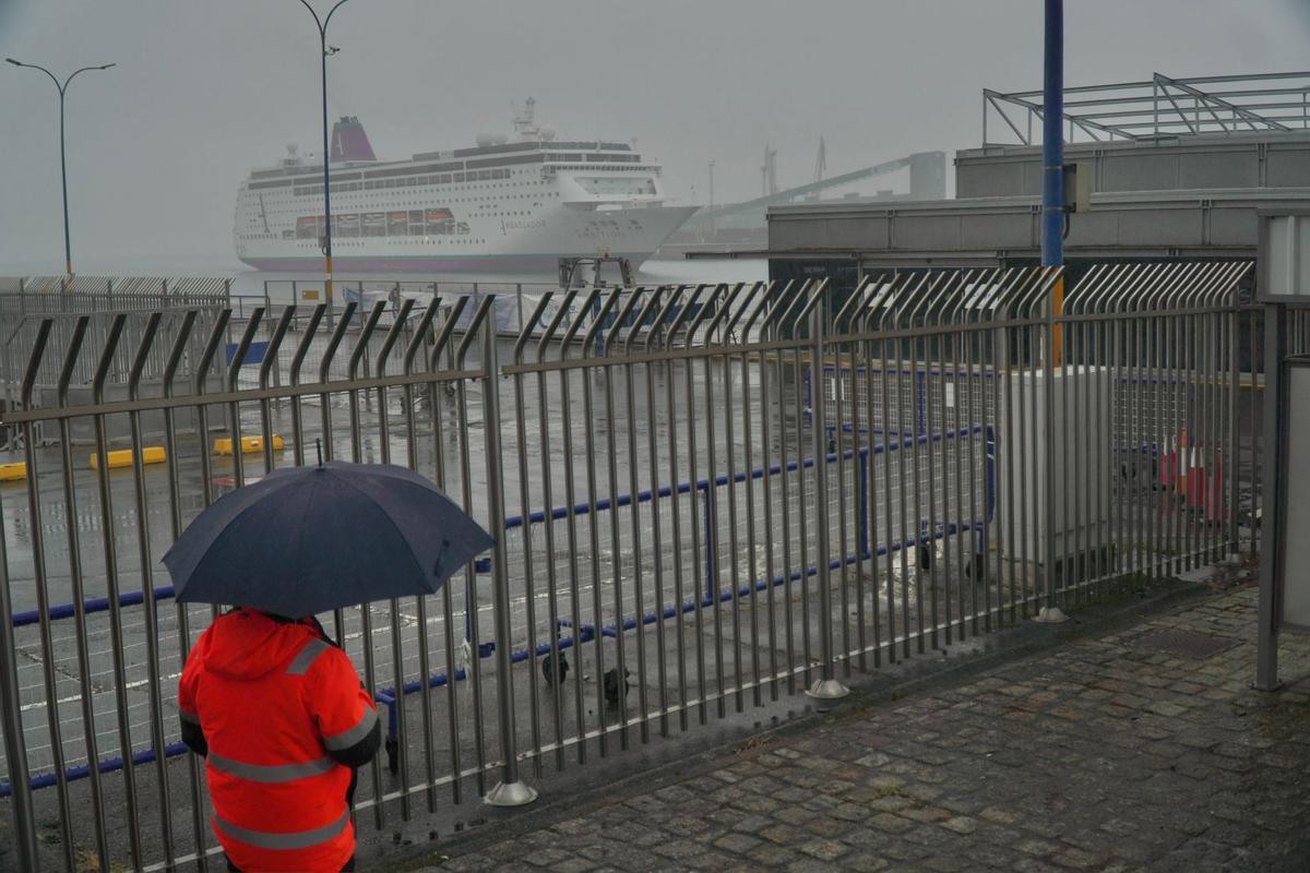 Entrada del Ambition en el Puerto de A Coruña
