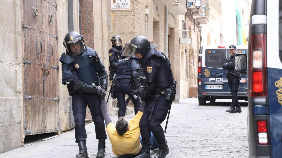 Un momento del desahucio en Alicante.