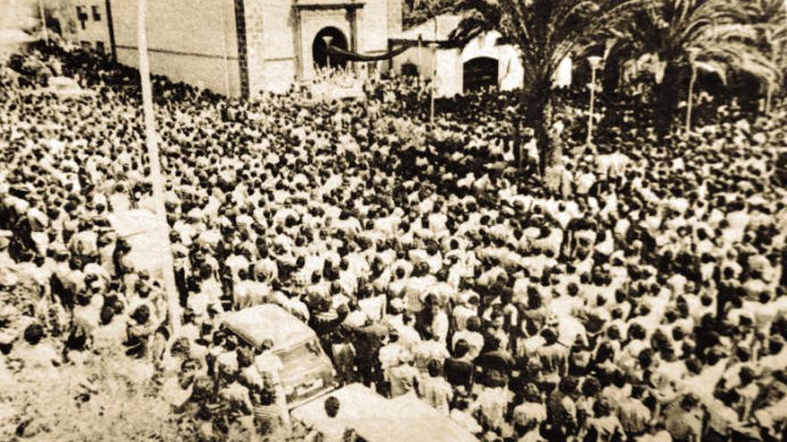 Entierro de Bartolomé García, el 25 de septiembre de 1976 en la parroquia de San Fernando Rey en García Escámez.