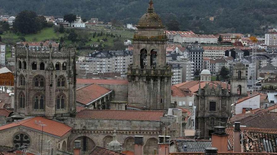 Vista del casco histórico, con la catedral de Ourense en primer término. // Jesús Regal