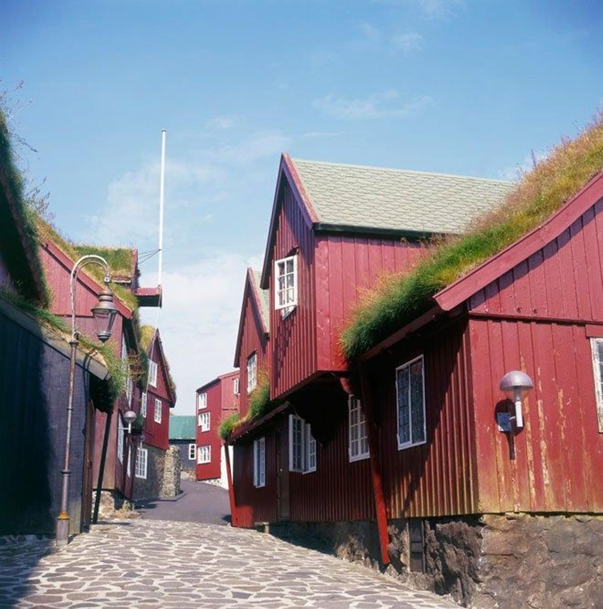 Típica calle en Torshavn, capital de las Faroe.