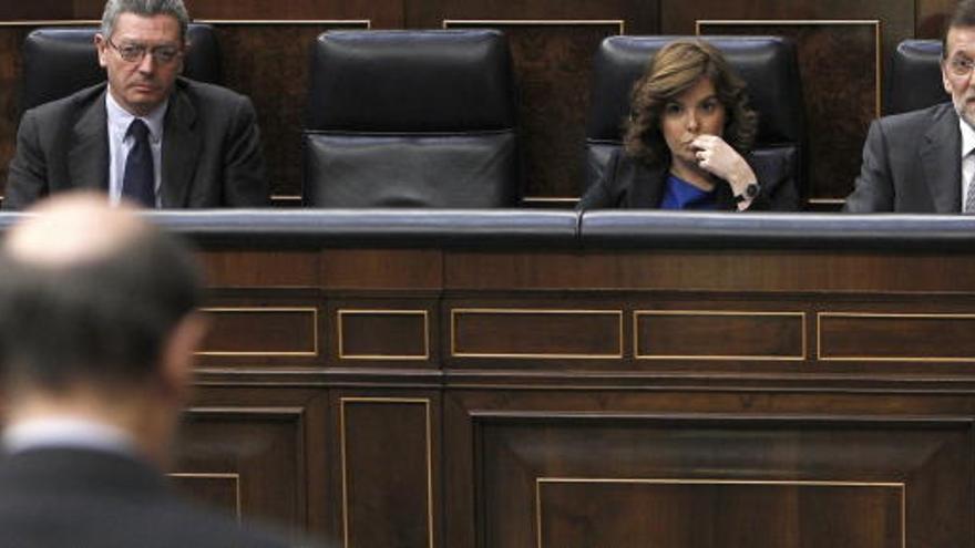 Mariano Rajoy observa al líder del PSOE, Alfredo Pérez Rubalcaba, durante su intervención el pasado miércoles en el Congreso.