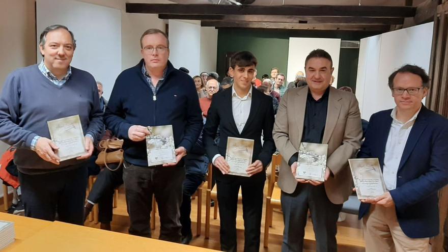 Por la izquierda, Alejandro Vega, Tino Cortina, Carlos Otero, Luis Benito García y Miguel Calleja, en la presentación del libro en Villaviciosa. | L. P.