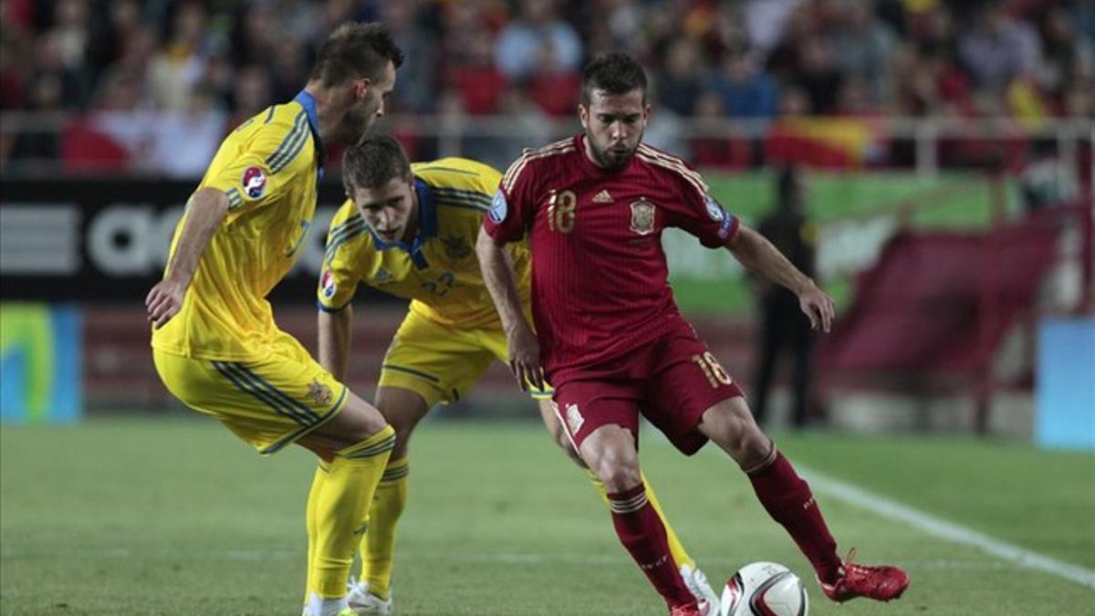 rpaniaguaspain s jordi alba fights for the ball against ukr150328000740