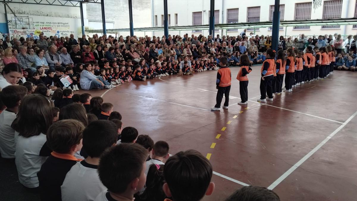 Asistentes al Día del Abuelo en el colegio María Inmaculada de Laviana.