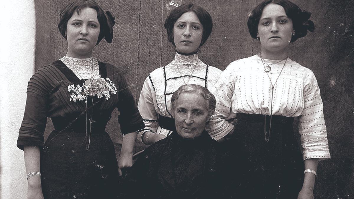 Margarita Martín Betancort y sus hijas.