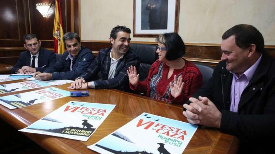 Luis López bromea con Antonia Ramos ante la mirada de Sobrado, Couselo y Quintá. // Bernabé/Gutier