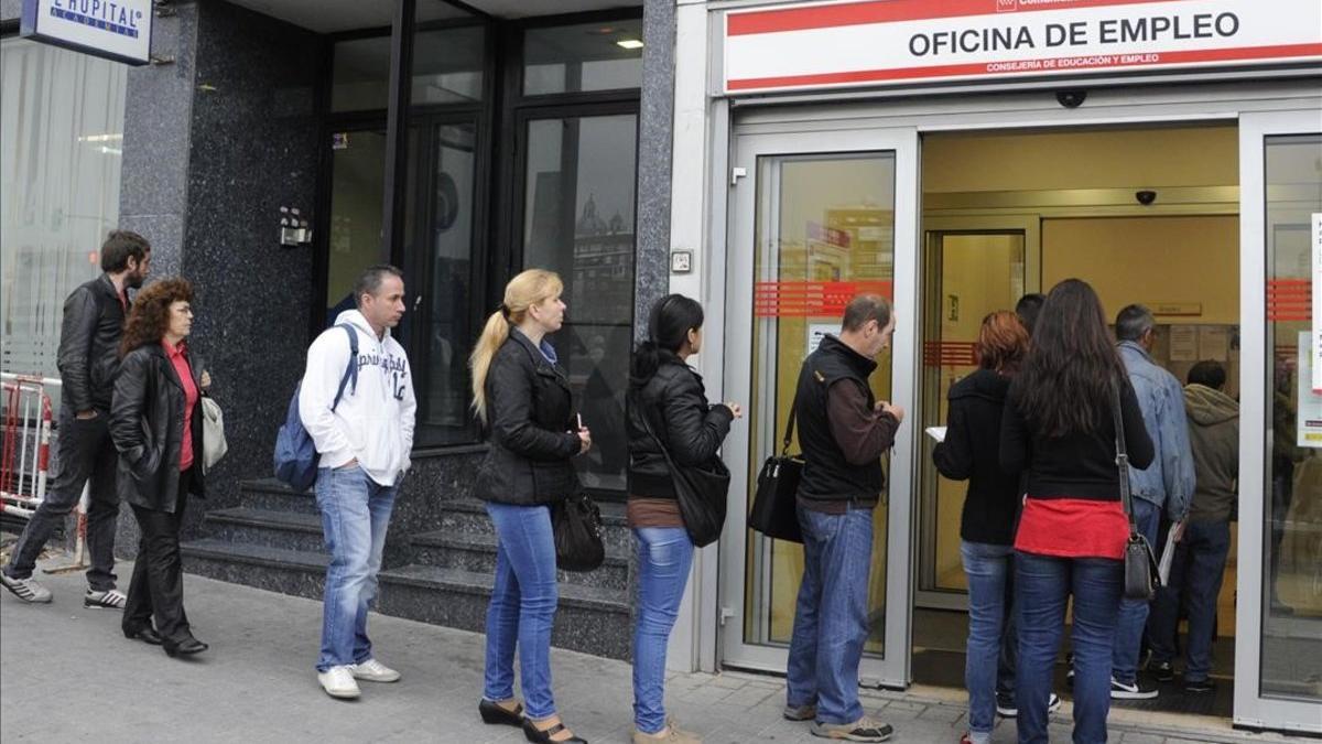 Cola de parados en una oficina de empleo en Madrid