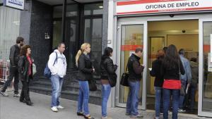 Cola de parados en una oficina de empleo en Madrid.