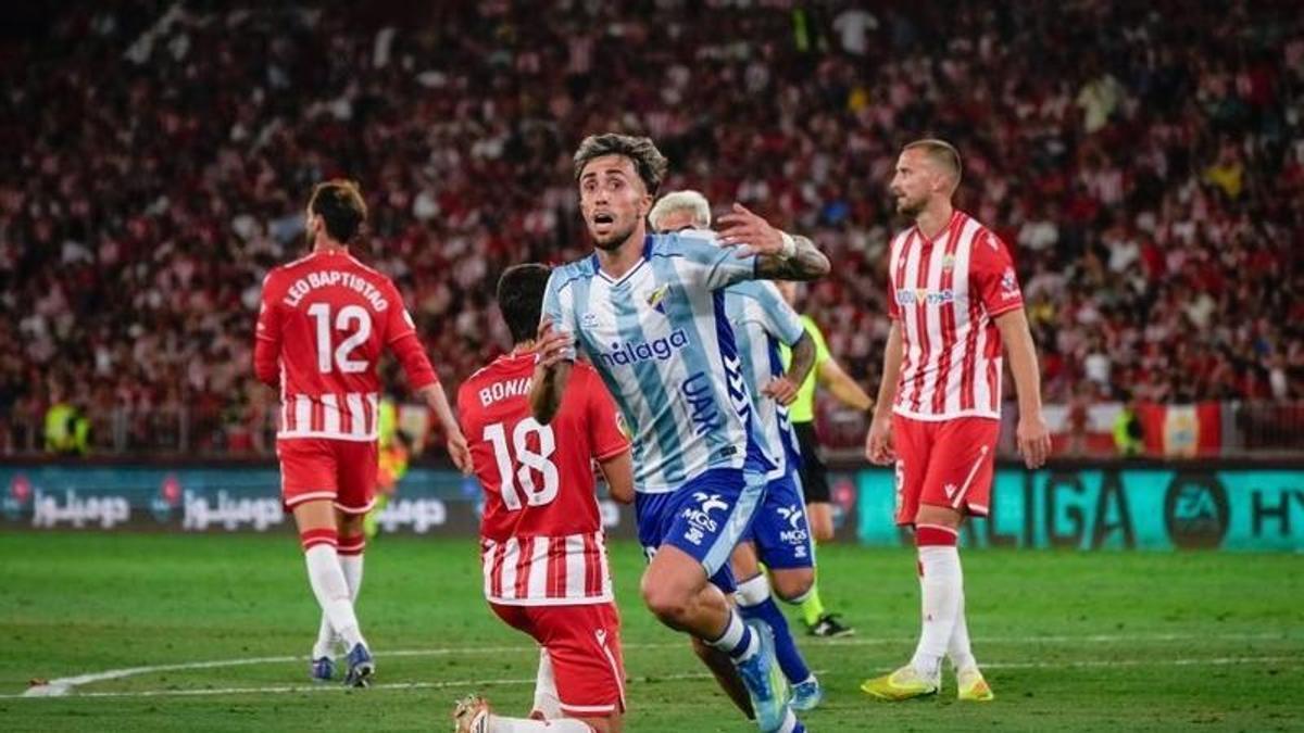 MÁLAGA ASCENSO PRIMERA | El Málaga celebra su regreso a Primera División tras su victoria contra el Almería