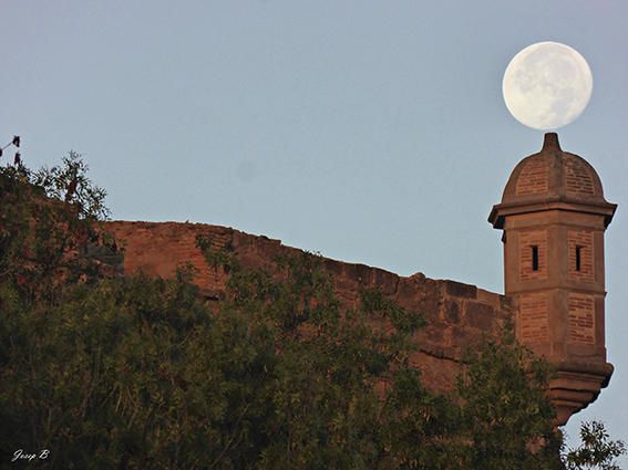 Lluna. Encara és una mica clar, però podem veure la lluna plena d’octubre com si es volgues posar sobre la torre i fer un petit descans.